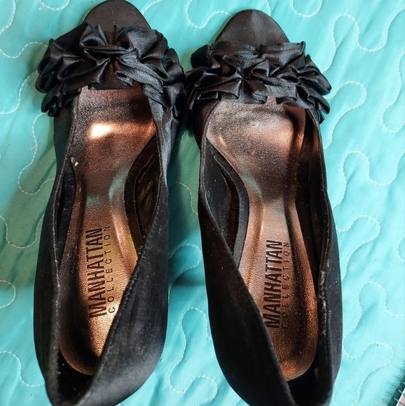 Manhattan collections black heels 7.5 Bows on front - Picture 3 of 8